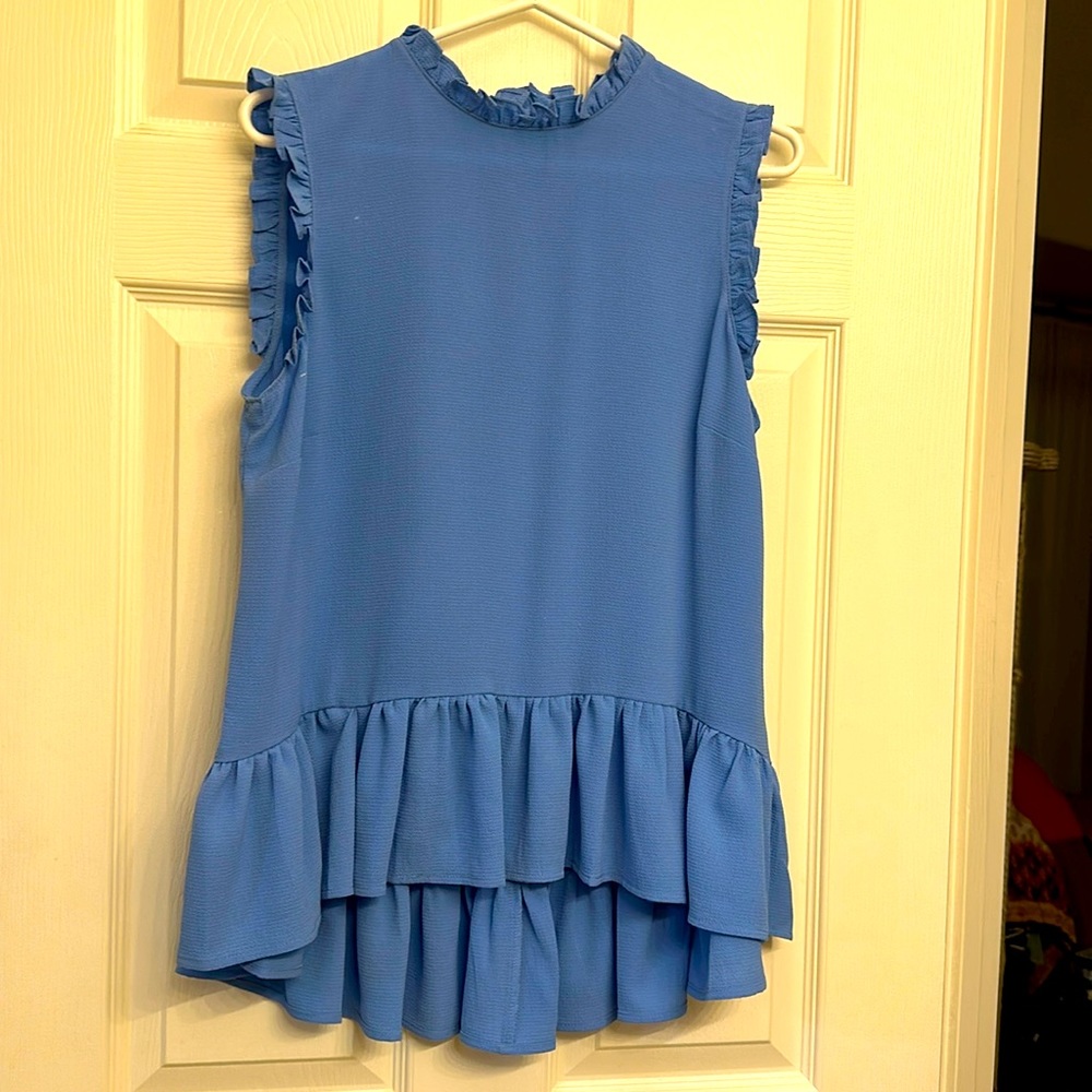 CeCe sleeveless blouse size M in periwinkle